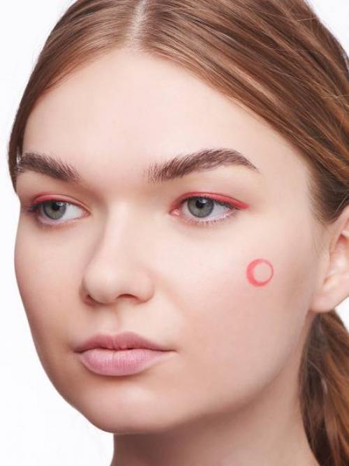 Розовые стрелки. Огненное шоу: макияж с красными стрелками