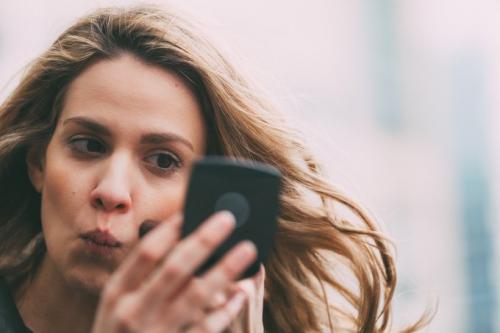 Как наложить румяна правильно. Последовательность нанесения румян на лицо 06