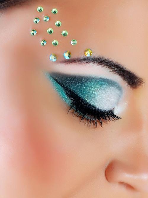 Дневной макияж для глаз узких. Как красиво накрасить узкие глаза: основные нюансы при создании макияжа 06 Дневной макияж для глаз узких. Как красиво накрасить узкие глаза: основные нюансы при создании макияжа 06