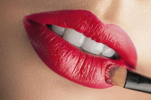 Как закрепить помаду на губах. Как сделать стойкий макияж губ?