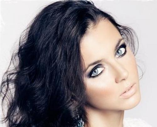 Макияж для голубых глаз брюнеток. Брюнетки с голубыми глазами: секреты макияжа