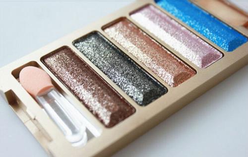 Макияж для карих глаз под синее платье. Главные особенности мейк-апа