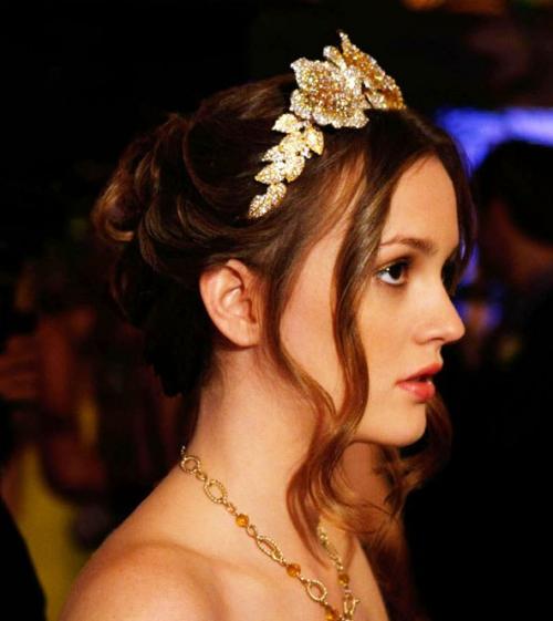 Прическа под синее платье. Какая подойдет?