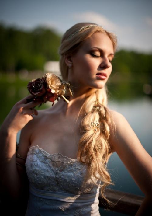 Прическа под синее платье. Какая подойдет?