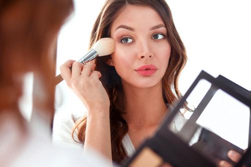 Что нужно для красивого макияжа в домашних условиях. Необходимая косметика