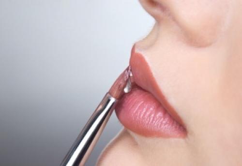 Блеск для губ растекается. Как нанести блеск правильно