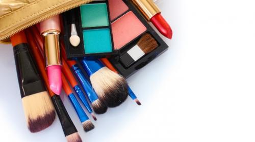 Список косметики для девушек. Что обязательно должно быть в женской косметичке?