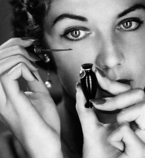 Как сделать, чтобы тени на веках не скатывались. 5 способов, которые позволят избежать ошибок в макияже глаз