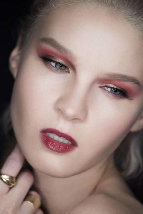 Тени красные для век. Макияж в красных тонах