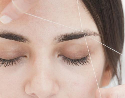 Коррекция бровей нитью самостоятельно. Выщипывание бровей нитью: лучшая коррекция?