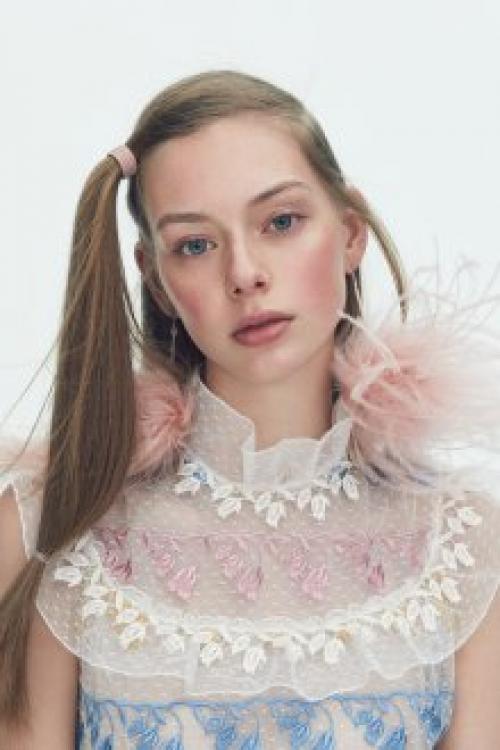 Нюдовый макияж для карих. Тени для глаз в нюдовом макияже Главной особенностью макияжа глаз в стиле нюд является использование теней естественных оттенков, которые гармонируют с цветом кожи. Производители косметики предлагают широкую гамму таких оттенков.