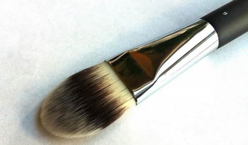 Кисть для тональной основы. Какие есть виды