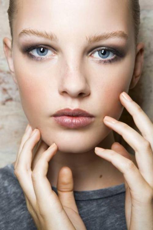 Макияж для голубых глаз повседневный. Лучшие идеи повседневного макияжа для голубых глаз