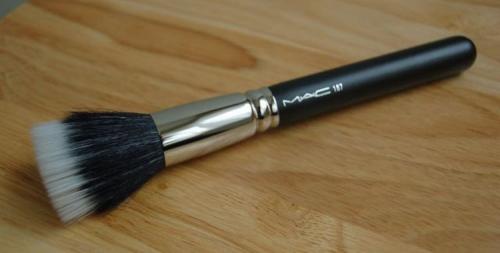 Кисть для тональной основы. Какие есть виды