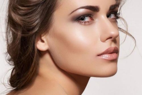 Что нужно для нанесения макияжа на лицо. Как правильно наносить базу под макияж на круглое, овальное и квадратное лицо 27