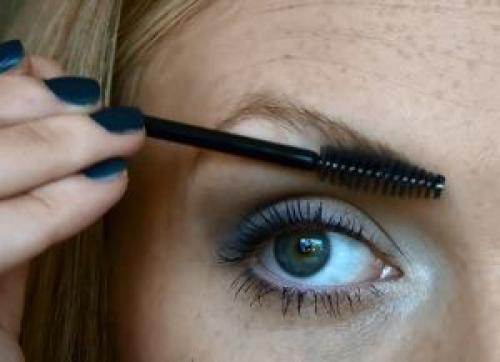 Как красить брови тенями. Как правильно красить брови тенями?