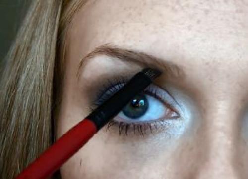 Как красить брови тенями. Как правильно красить брови тенями?