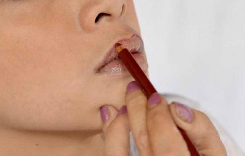 Как правильно наносить макияж на кожу лица. Как правильно наносить макияж с пошаговыми фото и видео