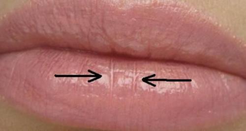 Плывет помада. Почему скатывается помада на губах и как это предотвратить