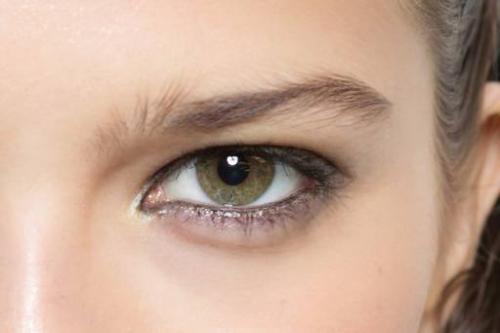 Как увеличить глаза с нависшими веками. Макияж для нависшего века и увеличения глаз