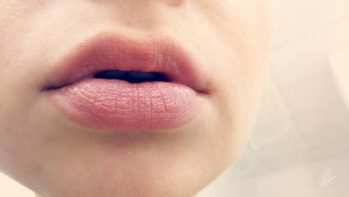 Плывет помада. Почему скатывается помада на губах и как это предотвратить