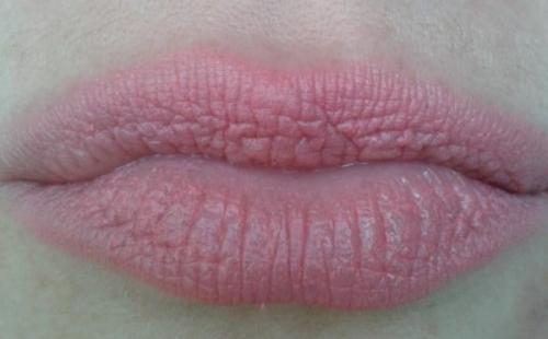 Плывет помада. Почему скатывается помада на губах и как это предотвратить