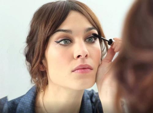 Стрелки для узких глаз. Как правильно рисовать стрелки для нависшего века: фотоинструкция