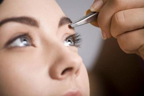 Как сделать симметричные брови. Способы коррекции