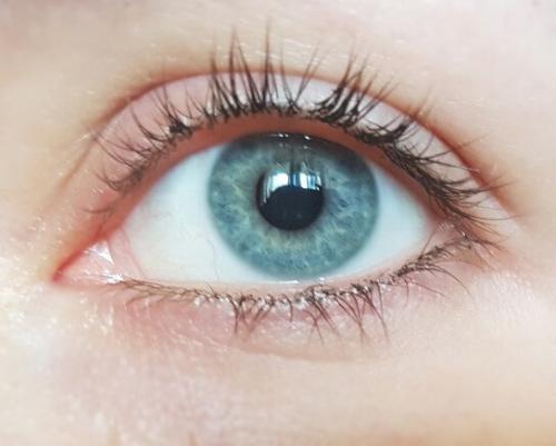 Подводка для нависших век. Нависшее веко - довольно распространенное явление, которое может помешать вам нарисовать красивые стрелки на глазах. Я сама являюсь счастливым обладателем этих складочек, поэтому решила с вами поделиться несколькими простыми советами при рисовании стрелок.