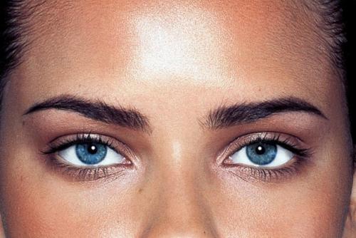 Как сделать симметричные брови. Способы коррекции