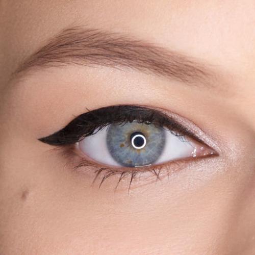 Макияж со стрелками для нависшего века. Как правильно рисовать стрелки для нависшего века: фотоинструкция