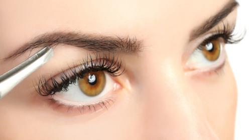 Как правильно выщипать брови самой себе. Как выщипывать брови ниткой самой себе: инструкция с фото пошагово