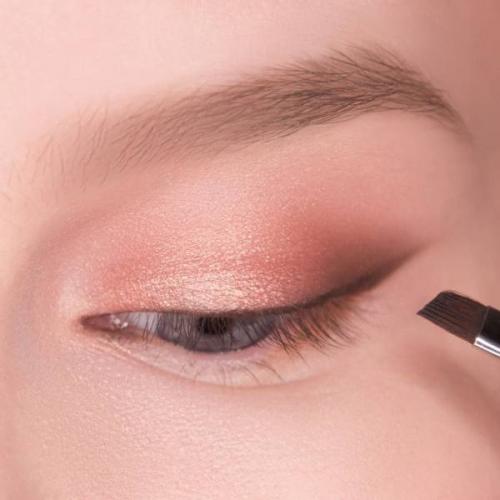 Макияж для голубых глаз и темных волос поэтапно. Макияж для голубых глаз в бронзовых тонах