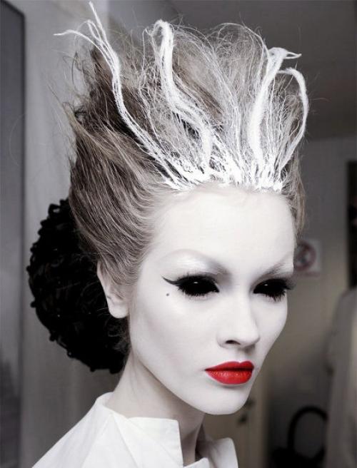 Макияж ведьмы пошагово. Эффектный макияж ведьмы на Хэллоуин своими руками