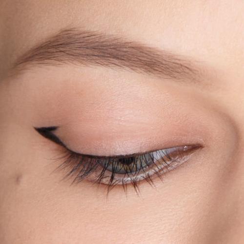 Макияж со стрелками для нависшего века. Как правильно рисовать стрелки для нависшего века: фотоинструкция