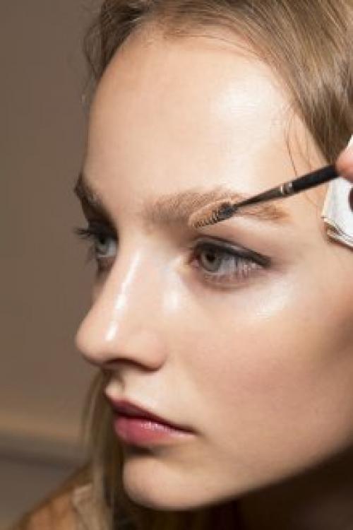 Нюдовый макияж с акцентом на глаза. Тени для глаз в нюдовом макияже