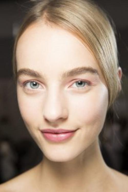 Нюдовый макияж с акцентом на глаза. Тени для глаз в нюдовом макияже