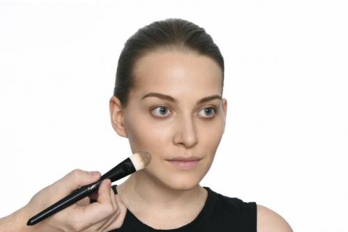 Чем можно наносить тональный крем. Как правильно наносить тональный крем?