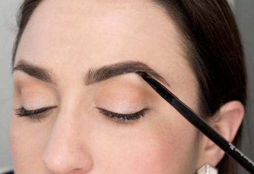 Стрелки помадой для бровей. Помада для бровей