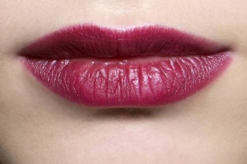 Красная помада для брюнеток со светлой кожей. Как выбрать красную помаду брюнетке