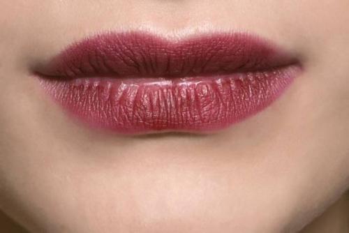 Красная помада для брюнеток со светлой кожей. Как выбрать красную помаду брюнетке