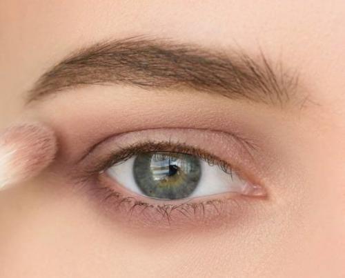 Как увеличить глаза подводкой. Классическое увеличение глаз с помощью макияжа: пошагово