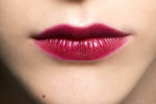Красная помада для брюнеток со светлой кожей. Как выбрать красную помаду брюнетке