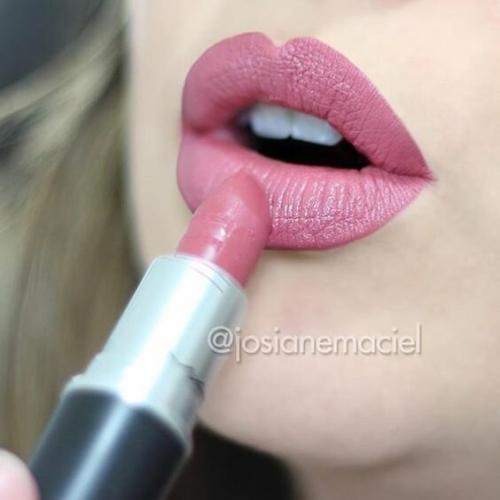 Какой цвет помады модный в 2019 году. Самые модные оттенки помад сезона весна-лето 2019