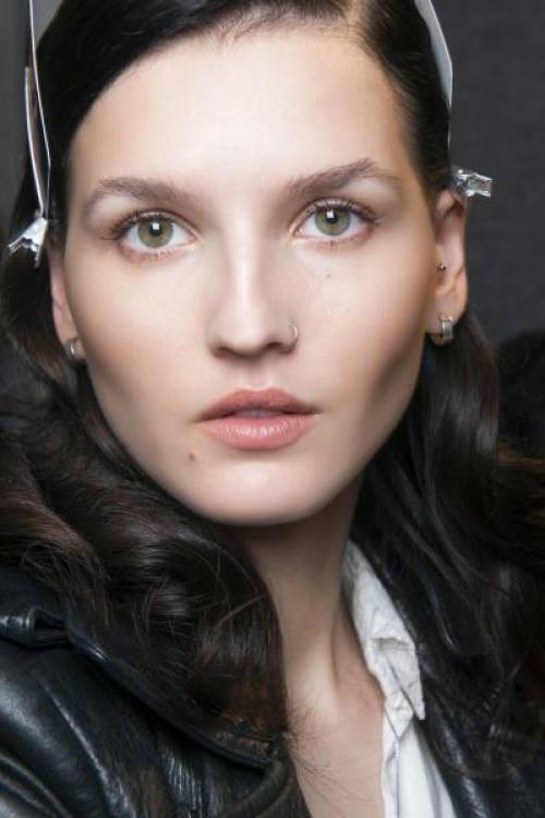 Темные румяна под скулы. Как подчеркнуть скулы?