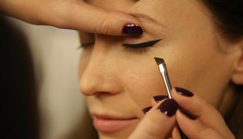 Форма стрелки для опущенных уголков. Стрелки для разных типов глаз: советы визажиста