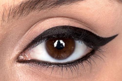 Стрелки для миндалевидных глаз. Взаимосвязь формы глаз и стрелок