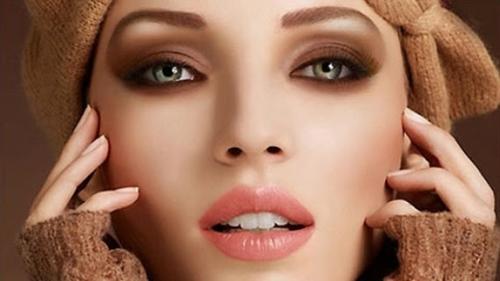 Макияж для голубых глаз и темных волос. Виды макияжа для голубых глаз