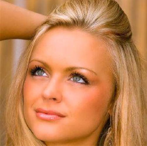 Макияж для голубых глаз и светлых волос на каждый день. Макияж Smokey eyes для голубых глаз и русых волос пошагово фото 08