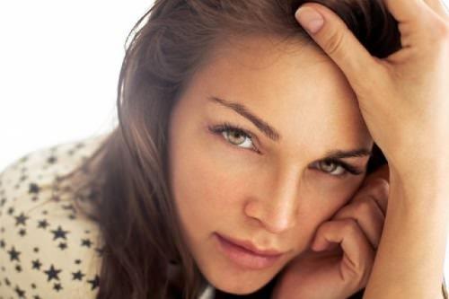 Тени освежающие взгляд. Как выглядеть свежо, если не выспалась: 8 makeup-лайфхаков